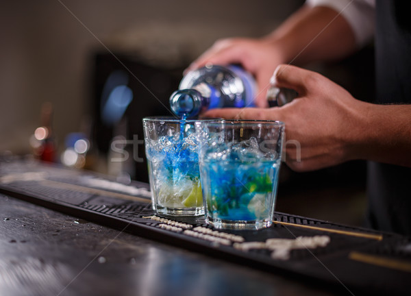 Barmann Gießen trinken Cocktail Glas Eiswürfel Stock foto © grafvision