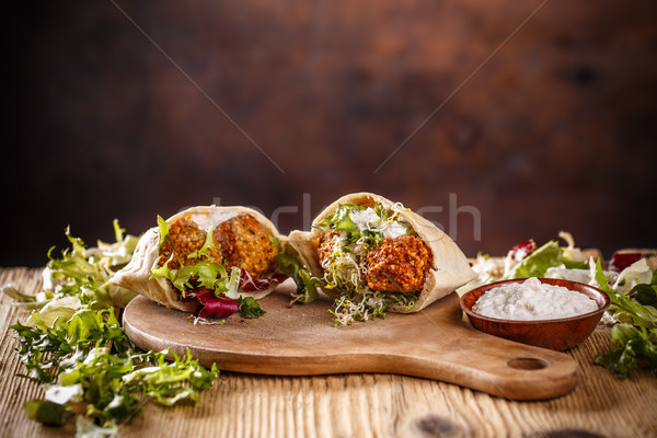 Pita brood salade witte saus hout Stockfoto © grafvision