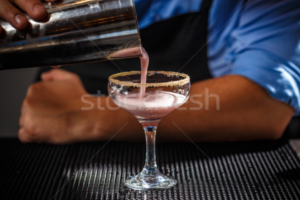 Professionelle Barkeeper Arbeit Nachtclub Schüttler Hände Stock foto © grafvision