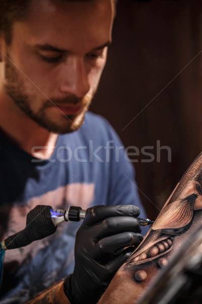 Professionelle Tattoo Künstler jungen Mann malen Stock foto © grafvision