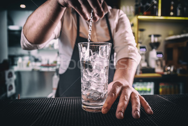 Professionelle Barkeeper Arbeit bar Eis Wodka Stock foto © grafvision