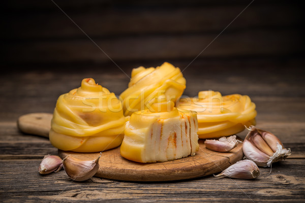 Házi készítésű tehén sajt fokhagyma fából készült vágódeszka Stock fotó © grafvision
