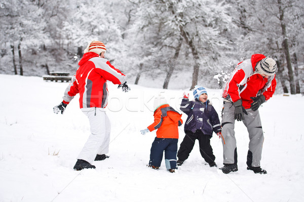 Famiglia neve palla di neve lotta inverno Foto d'archivio © grafvision