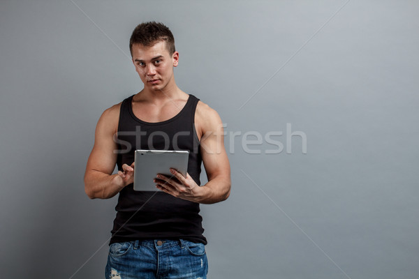 Fiatalember jól kinéző táblagép mobil digitális férfi Stock fotó © grafvision