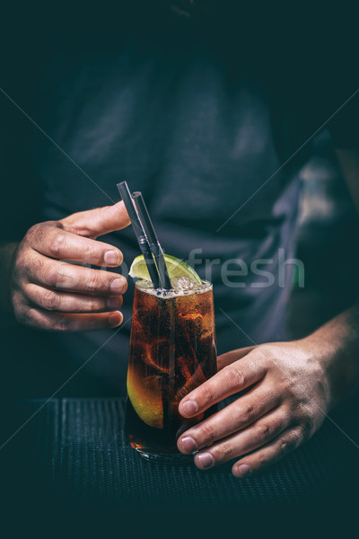 Barmann Cocktail rum trinken Kalk Eis Stock foto © grafvision