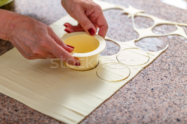 Mucegai femeie mână făcut în casă cookie-uri Imagine de stoc © grafvision