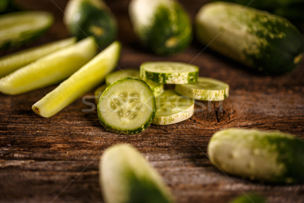 Stock foto: Scheiben · ganze · frischen · Gurken · Holz · Essen