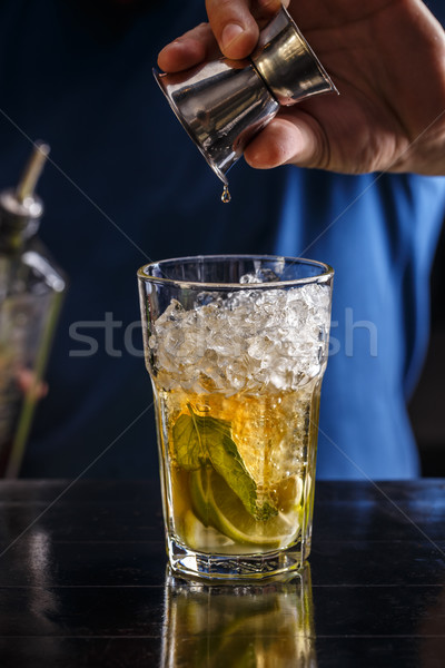 Barkeeper Cocktail bar counter Arbeitnehmer Stock foto © grafvision