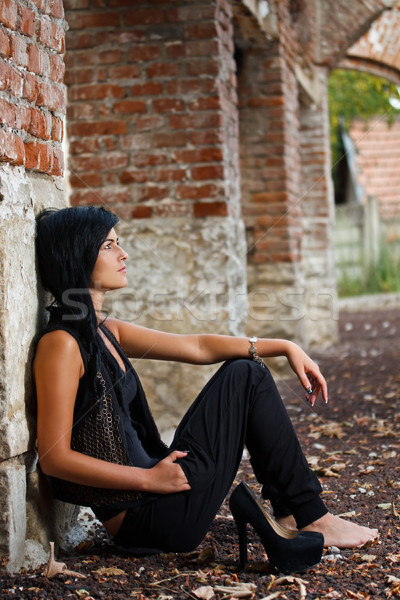 [[stock_photo]]: Jeune · femme · séance · vieux · mur · de · briques · femme · visage