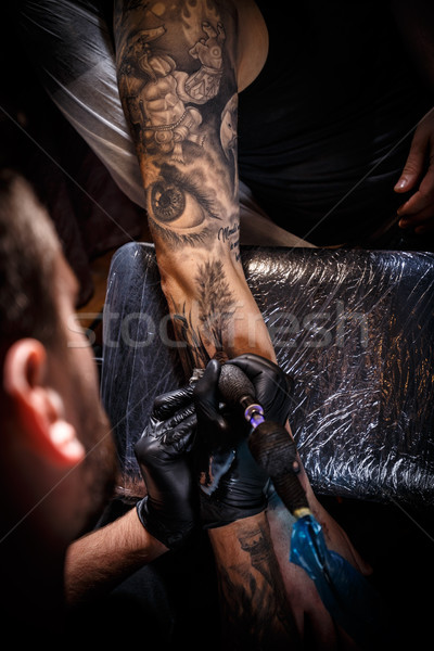Сток-фото: профессиональных · татуировка · художник · работу · студию · человека