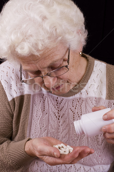 Senior femeie multe pastile izolat Imagine de stoc © grafvision