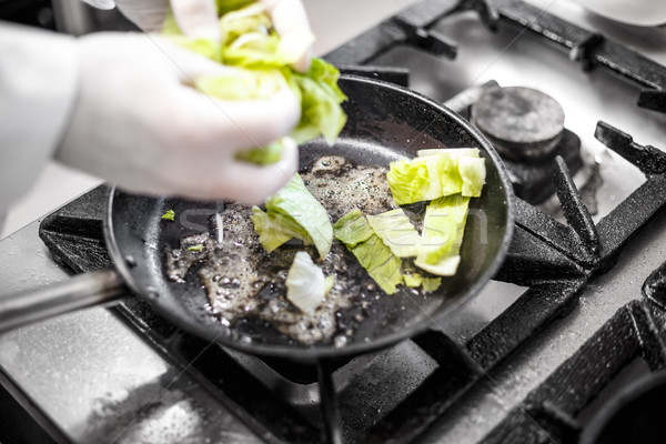 Tocat aisberg salată verde bucătar-şef alimente bucătărie Imagine de stoc © grafvision
