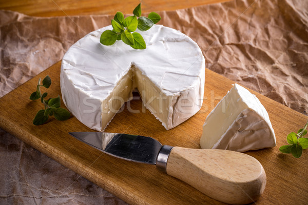 Stock foto: Französisch · Camembert · Stücke · serviert · Holz · Schneidebrett