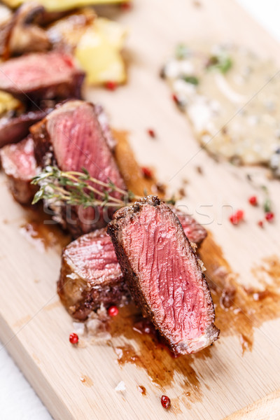 Saftig Steak selten Rindfleisch serviert Holzbrett Stock foto © grafvision