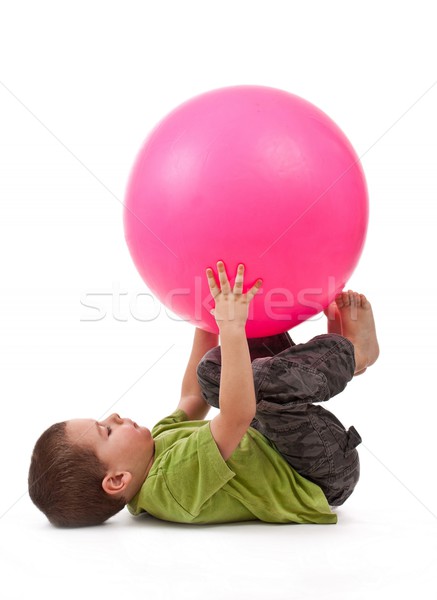 Weinig jongen groot rubber bal Stockfoto © grafvision