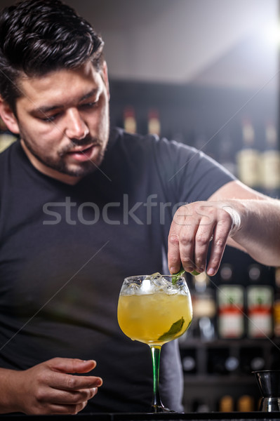 Zdjęcia stock: Barman · koktajl · mięty · liści · szkła · restauracji