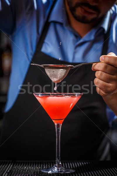 Barmann kosmopolitischen Cocktail Gießen rot Martini-Glas Stock foto © grafvision