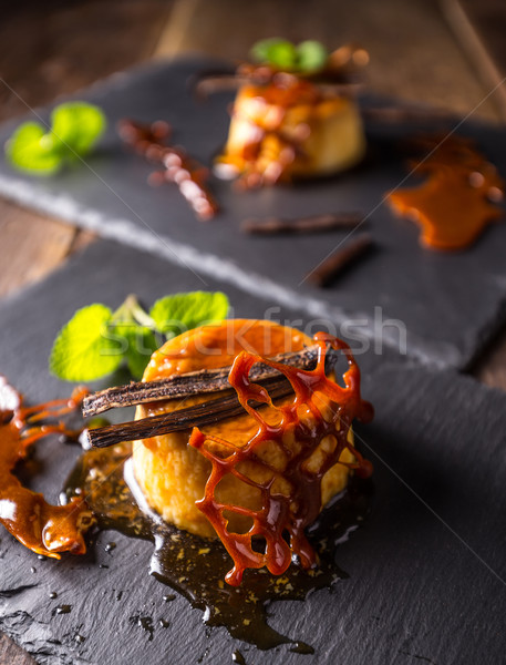 Karamel vla geserveerd zwarte restaurant room Stockfoto © grafvision
