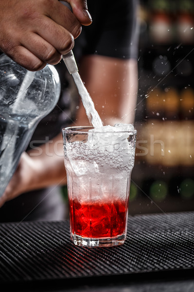 Barman sosa agua frambuesa cóctel Foto stock © grafvision