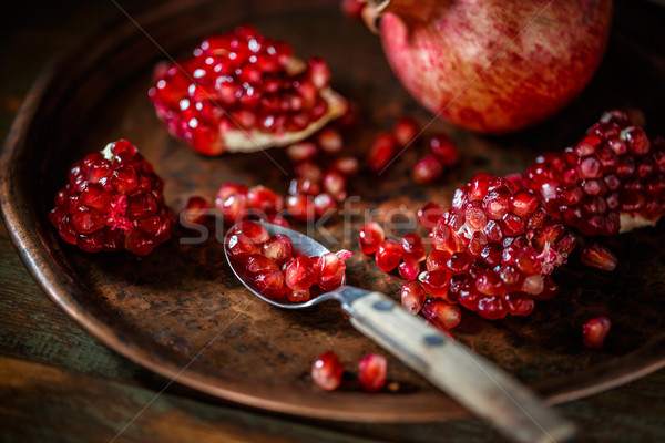 Taze soyulmuş yakut kırmızı fasulye tablo Stok fotoğraf © grafvision