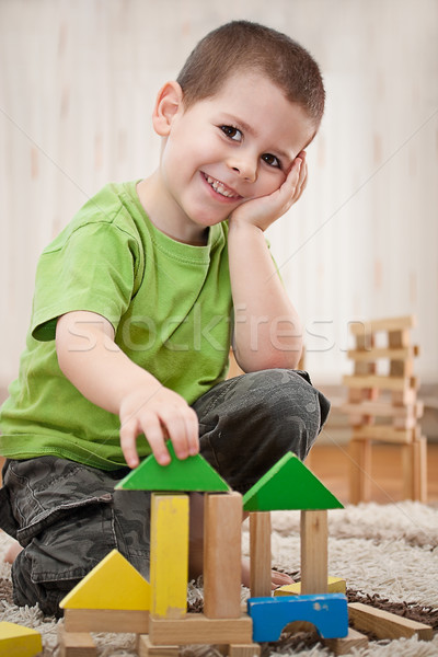 Junge spielen Blöcke wenig Gebäude Haus Stock foto © grafvision