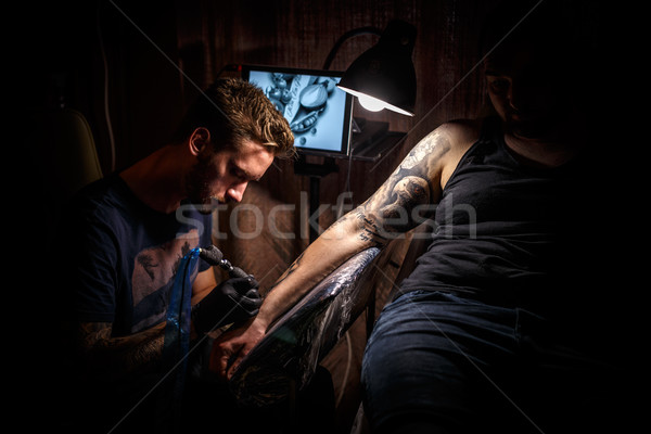 Tattoo mannelijke kunstenaar afbeelding bebaarde man Stockfoto © grafvision