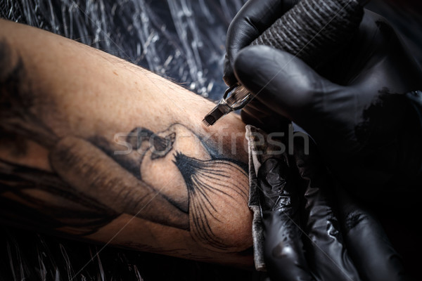 Foto stock: Tatuaje · maestro · negro · estéril · guantes · mano