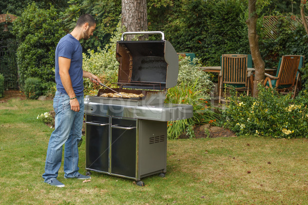 Człowiek gotowania mięsa grill strony domu Zdjęcia stock © grafvision