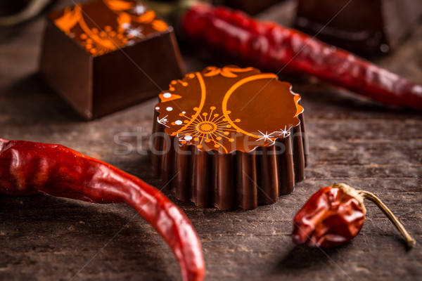 Foto stock: Chocolate · pimenta · ouro · fundo · escuro
