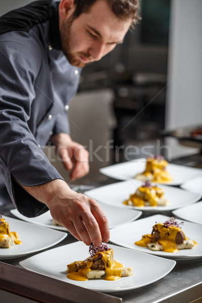 Tineri bucătar-şef restaurant bucătărie Imagine de stoc © grafvision