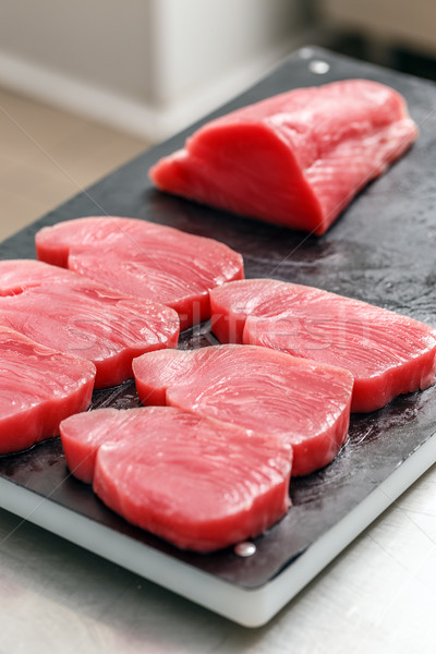 [[stock_photo]]: Brut · thon · steak · noir · planche · à · découper · alimentaire