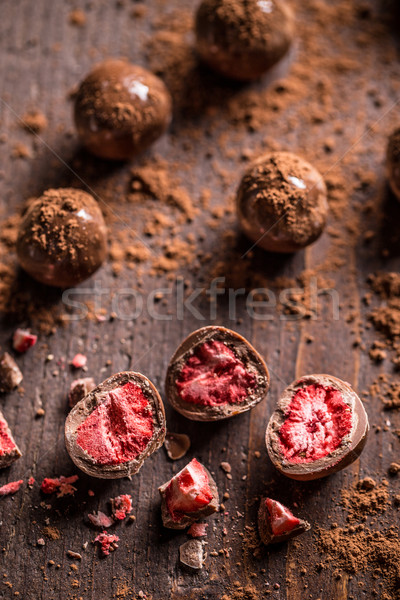 Foto stock: Chocolate · escuro · secas · morango · peças · chocolate · fundo