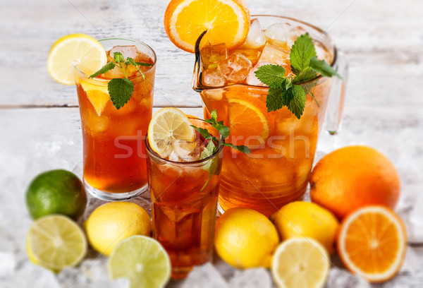 Sticlă ice tea lămâie mentă frunze fruct Imagine de stoc © grafvision