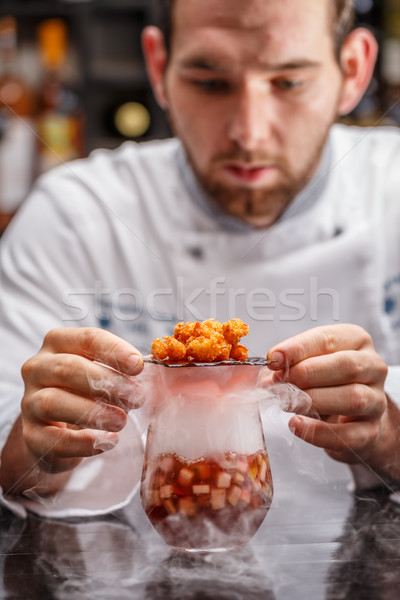 Chef frutta zuppa gamberetti popcorn cucina raffinata Foto d'archivio © grafvision