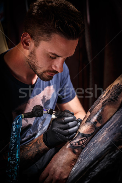 Foto stock: Profissional · tatuagem · artista · jovem · homem · pintar