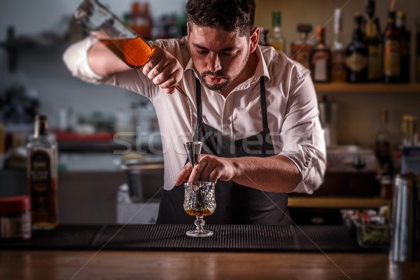 Barman mélange verre restaurant bar Photo stock © grafvision