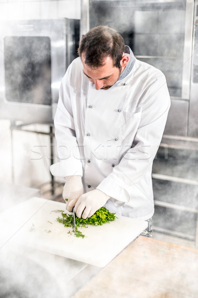 Foto stock: Masculina · chef · picado · perejil · tabla · de · cortar · alimentos