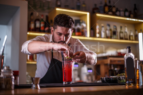 Barista cocktail melograno calce fette vetro Foto d'archivio © grafvision