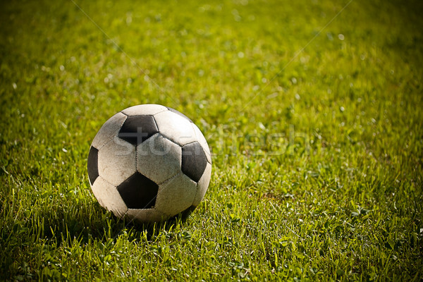Minge de fotbal iarbă folosit iarba verde sportiv natură Imagine de stoc © grafvision