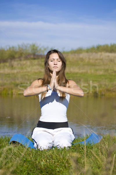 Mujer yoga esbelto ejercicio aire libre Foto stock © grafvision