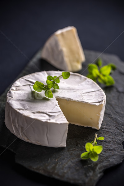 Camembert queso negro alimentos mesa bordo Foto stock © grafvision