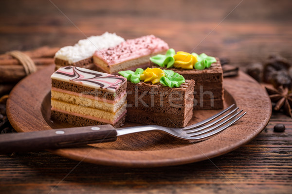 Mini gâteau délicieux belle bois plaque [[stock_photo]] © grafvision