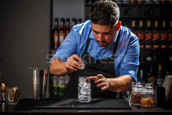Barkeeper arbeiten Barmann Eiswürfel Glas Hintergrund Stock foto © grafvision