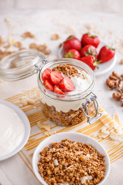 [[stock_photo]]: Maison · granola · yogourt · fraises · ouvrir