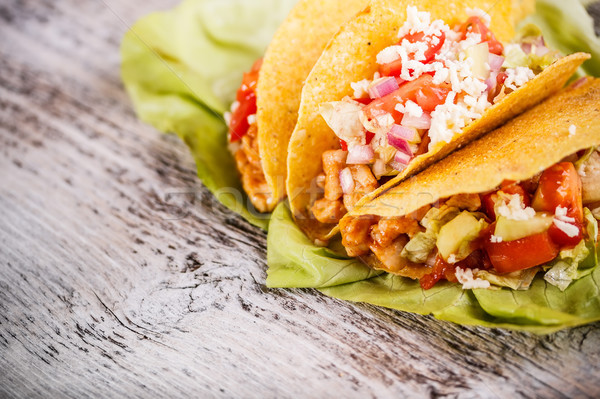 Tyúk taco saláta paradicsomszósz étel sajt Stock fotó © grafvision
