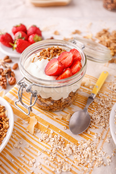 Foto stock: Casero · granola · yogurt · frescos · fresas · saludable