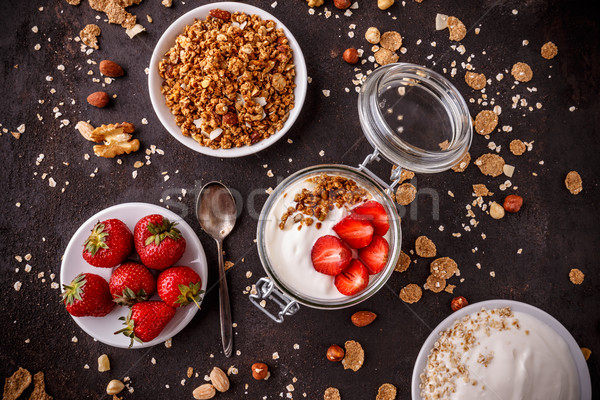 Bögre házi készítésű granola joghurt friss eprek Stock fotó © grafvision