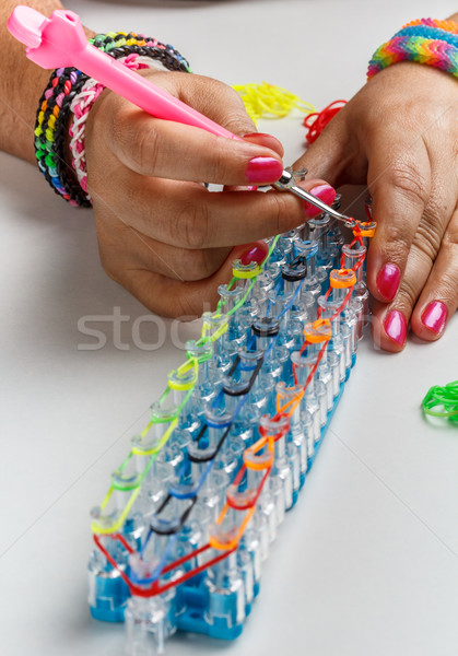 Karkötő fiatal nő készít gumi kampó zöld Stock fotó © grafvision