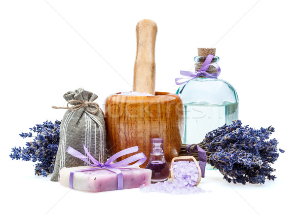 Foto stock: Feito · à · mão · sabão · lavanda · sal · do · mar · isolado · branco