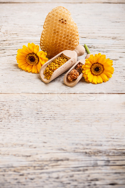 Polen propóleos cuchara de madera abeja miel Foto stock © grafvision